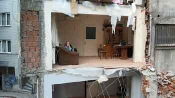 Turkish families left exposed after adjacent building demolished