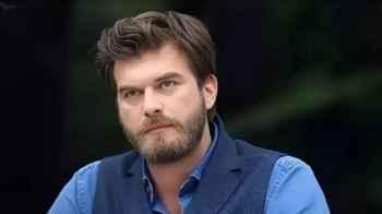 Kivanç Tatlıtuğ in touching moment at friend’s father’s funeral – video