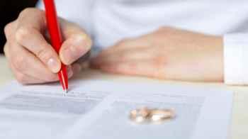 Woman files for divorce after her husband’s income drops