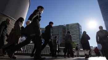 Japan plans to reduce work week