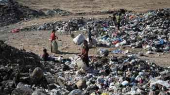 A besieged childhood… a desperate search for warmth amid trash and destruction