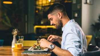 Restaurant sparks controversy over its policy toward solo diners