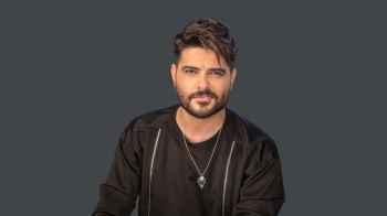 "Nassif Zeytoun teases his audience with "Kazdoura