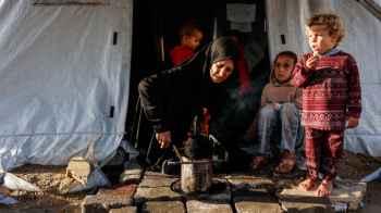 The Winter of Displacement in Gaza… Children Waiting for Warmth Under the Rain