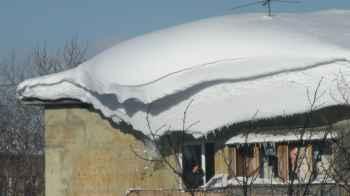 Video" that takes your breath away: Young woman dies after a block of snow falls on her"