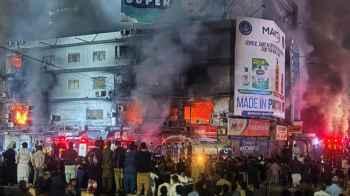 Multiple Deaths and Injuries Following Fire at a Pakistani Shopping Mall - video