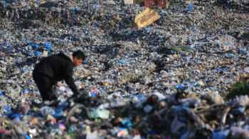 Amid Heaps of Garbage and Pain… Daily Struggles for Survival in Gaza