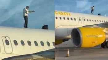 Man climbs onto airplane roof, causes panic among passengers - Video