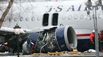 Plane crashes into multiple cars during emergency landing - Video