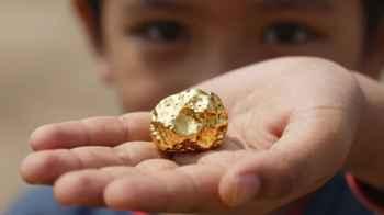 Boy hands out his mother’s gold to classmates as gifts