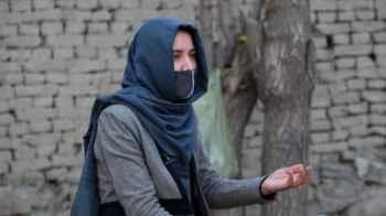 Girl disguises herself as a boy to provide for her family