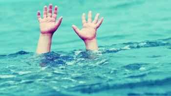 A heart-wrenching scene: A child accompanies his mother as she lets him drown in the sea – Video