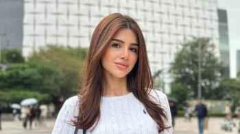 Rami Hamdan presents the engagement ring to Sidra Beauty on the beach