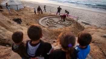 On the beach of Khan Younis… “Ahlan, Ramadan” is born from sand by the will of a people