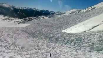 10 skiers lost due to an avalanche