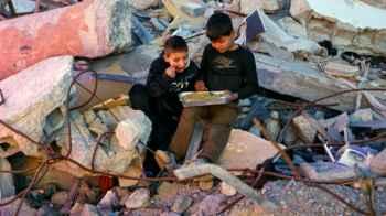 They share crumbs… harsh scenes that break hearts in Gaza