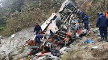 Bus falls off mountain slope, leaving dozens of victims