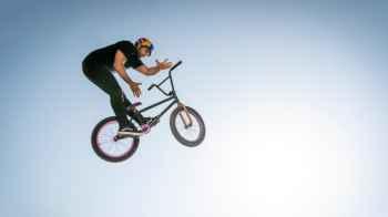 Video" captures the tragic end of a teenager performing a bicycle stunt"