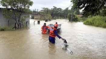 Thousands Evacuated from Their Homes as Floods Hit Malaysia