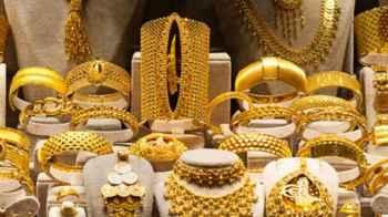 Gold prices fluctuate amid political tensions
