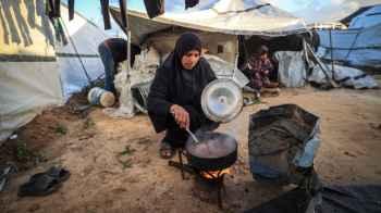 In the alleys of the Gaza Strip… a small stove defeats the cold and the war