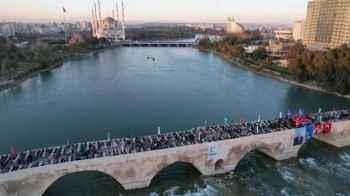 Collective Iftar and Ramadan rituals on a Roman bridge in Turkey