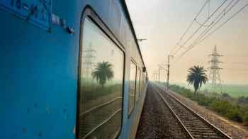 Video" captures a woman’s survival after falling twice while boarding a train"