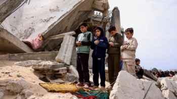 Palestinian children in Gaza defy the destruction… their prayer units are a message of life to the nation