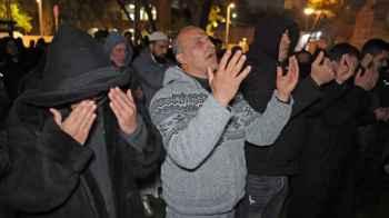 Jerusalem embraces the worshippers… a spiritual tableau radiating serenity