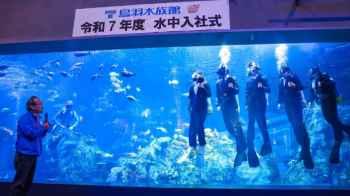 Welcome Ceremony for New Employees Held Inside Aquarium Tank – Video