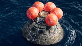 “Video” Shows “Artemis 2” Splashdown in the Pacific Ocean