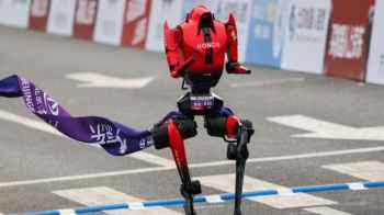 Chinese robot outpaces humans in marathon and sets new record – video
