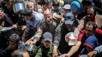 Gaza is suffocating from hunger… and queues of displaced people are searching for a lifeline meal