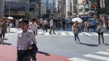 Tokyo encourages employees to wear shorts to reduce air conditioning use