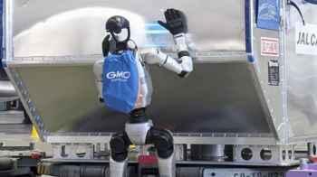 Japanese airline uses robots instead of humans for ground operations - video