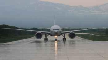 Passenger opens emergency exit and leaves plane while taxiing after landing in India