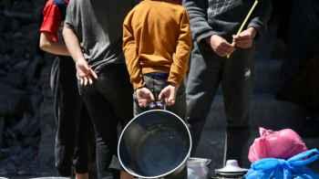 The scene of hunger in Gaza… empty containers and hearts filled with sorrow