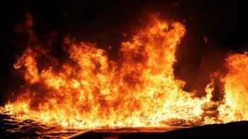 A massive fire engulfs shops inside a popular market in Kirkuk - video
