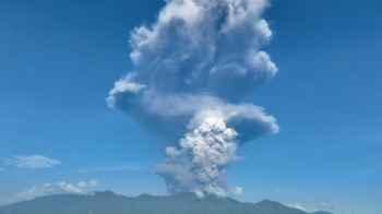 Three Tourists Die in Indonesia Volcano Eruption Despite Warnings – Video