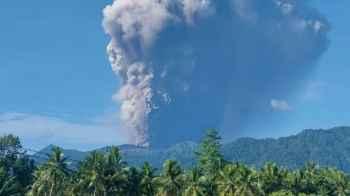 Tour guide recounts deadly volcanic eruption that killed three people in Indonesia