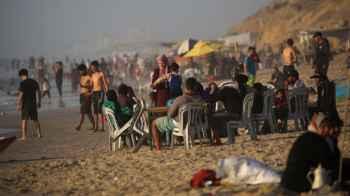 Humanitarian scenes from Gaza.. the sea becomes a refuge for those fleeing the pain of war